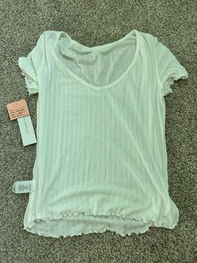 Timing Women's Cream Ribbed V-Neck Short Sleeve Tee